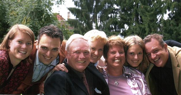 Familie mit Anhang 2004 K&ouml;pfe